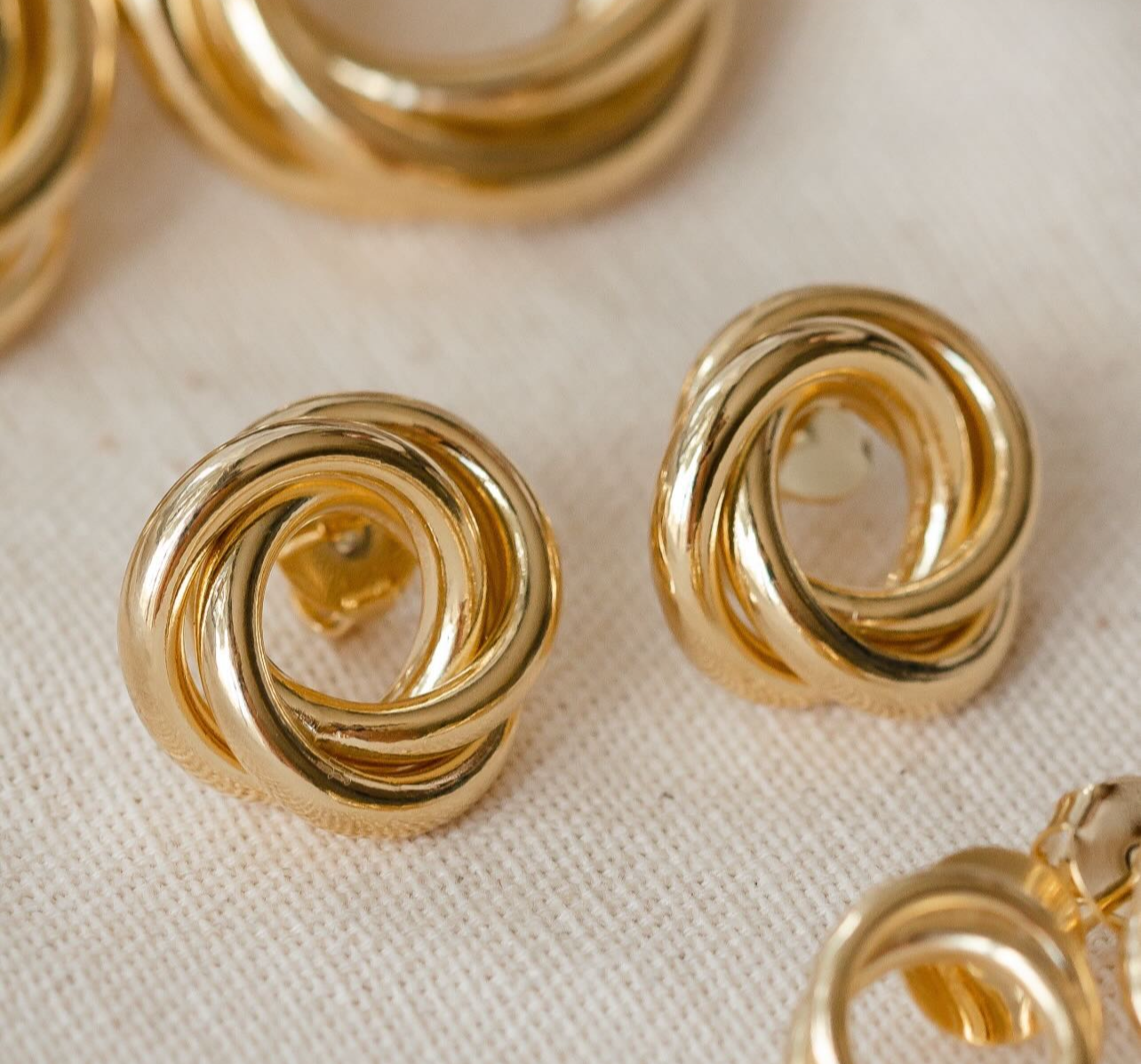 The elegant knot earrings